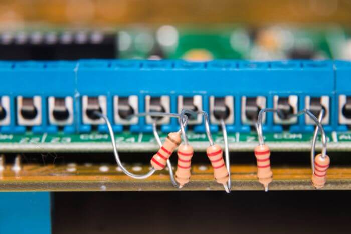 Resistor Cepat Panas: Mengurai Misteri Panas dalam Komponen Elektronik Image by Freepik