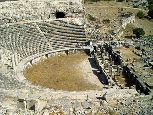 alt="ruinas del teatro de Mileto en grecia"