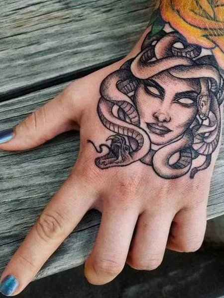 tatuagem de medusa na mão