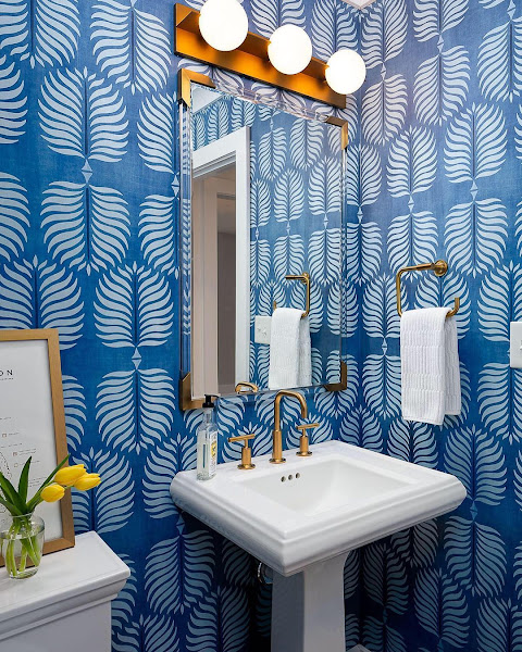 Papel pintado de baño azul y blanco