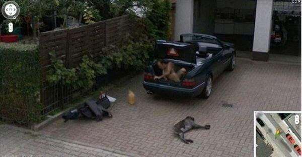 18 Hilariously Weird Moments Captured On Google Street View - What is he trying to do