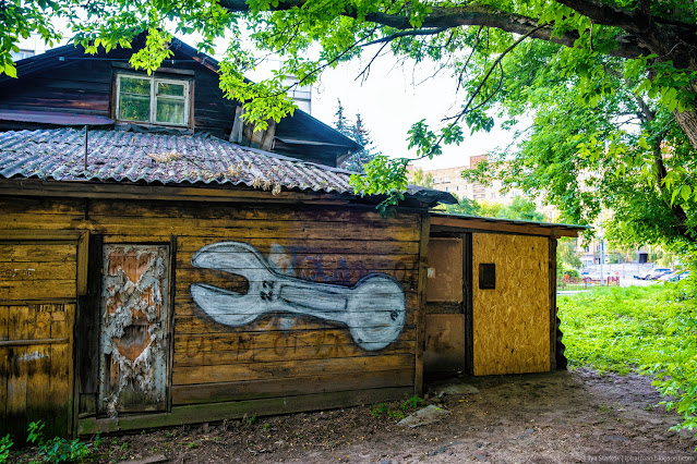 Рисунок гаечного ключа на деревянном доме