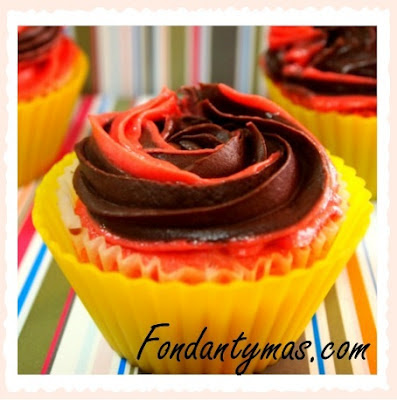 Cupcake de chocolate Tirma y fresa. Fondantymas.com