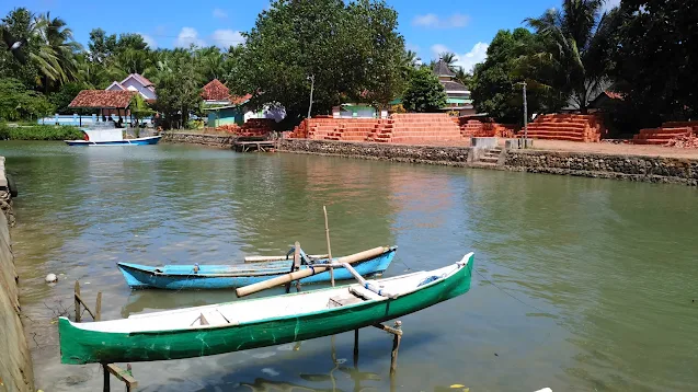 Suasana Pelabuhan Pabian di Kangean