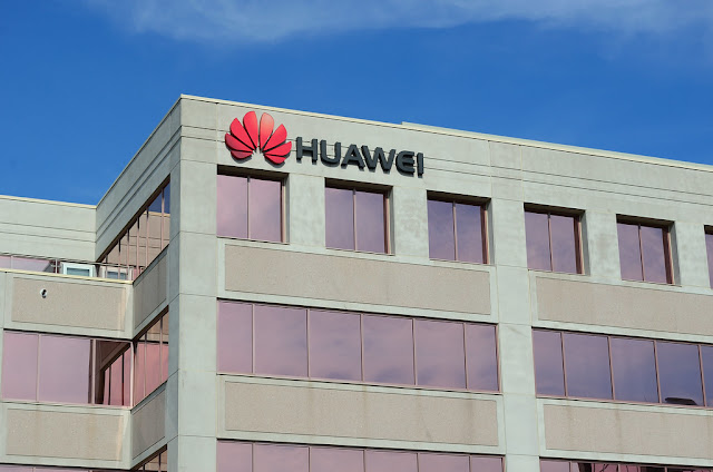 قالت شركة Huawei Technologies إنها حصلت على أكثر من 1.4 مليار دولار من إيرادات التراخيص منذ عام 2015 ودفعت أكثر من 6 مليارات دولار من حقوق الامتياز للتنفيذ القانوني للملكية الفكرية للشركات الأخرى.