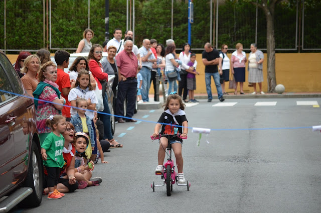 Ninguna cinta se resiste a los niños de Llano en sus fiestas