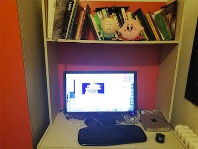 La mia postazione di scrittura con monitor e MacMini del 2011