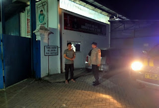 Polsek Plosoklaten Patroli Kontrol di Pabrik Antisipasi Kejahatan 