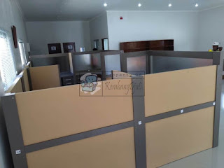 Meja Partisi Kantor Finishing HPL Dan Fabric Kapasitas 4 Orang + Meja Sekat Kantor