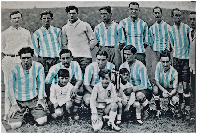 SELECCIÓN DE ARGENTINA. Temporada 1929-30. Juan Evaristo, Angel Bossio, Oscar Tarrio, Adolfo Zumelzu, Fernando Paternoster, Rodolfo Orlandini. Carlos Peucelle, Antonio Rivarola, Manuel Ferreira, Manuel Seoane, Mario Evaristo. SELECCIÓN DE ARGENTINA 3 SELECCIÓN DE PERÚ 0. 03/11/1929. Campeonato Sudaméricano 1929, 12ª edición, 1ª jornada. Buenos Aires, Argentina, estadio Viejo Gasómetro. GOLES: 1-0: 6’, Peucelle. 2-0: 38’, Zumelzù. 3-0: 58’, Zumelzù.