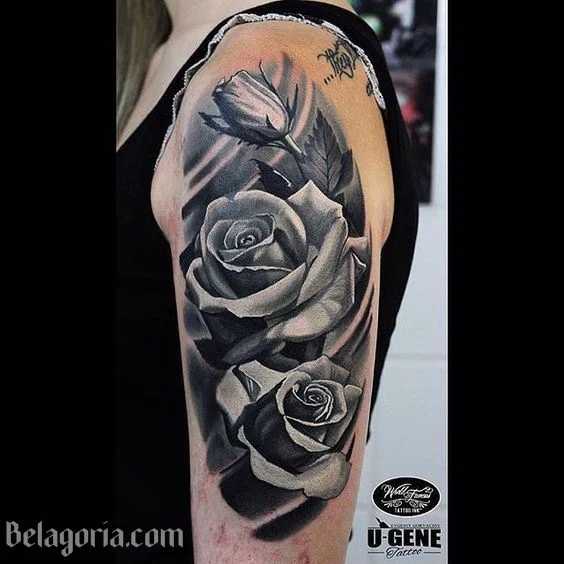 Vemos a una chica con tatuaje de la silueta de una rosa negra