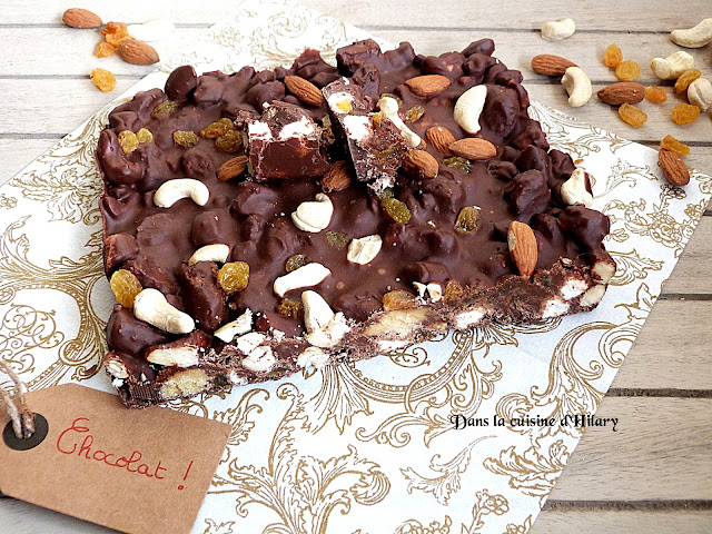 Tablette de chocolat au lait façon rocky road aux raisins secs, amandes et noix de cajou 