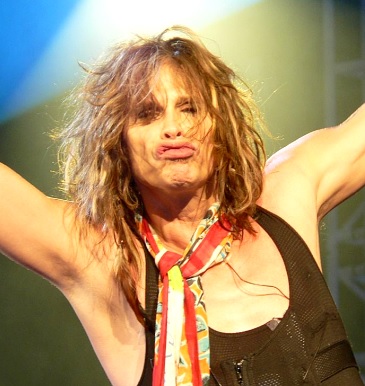 Foto de Steven Tyler con brazos extendidos