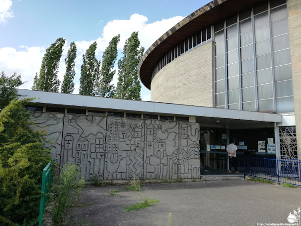 Vandœuvre-lès-Nancy - Église Saint-François-d'Assise, quartier Brichambeau  Architecte: Henri Prouvé  Reliefs en béton: Françoise Malaprade  Vitraux: Jean-Marie Benoît  Construction: 1958 - 1961