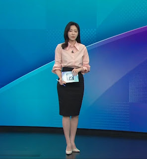 20250527 장수연 아나운서 연분홍 블라우스 검정색 스커트 코디