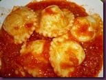 Ravioli al formaggio con sugo di pomodoro (8)