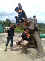 Mahout Melatih Gajah untuk atraksi