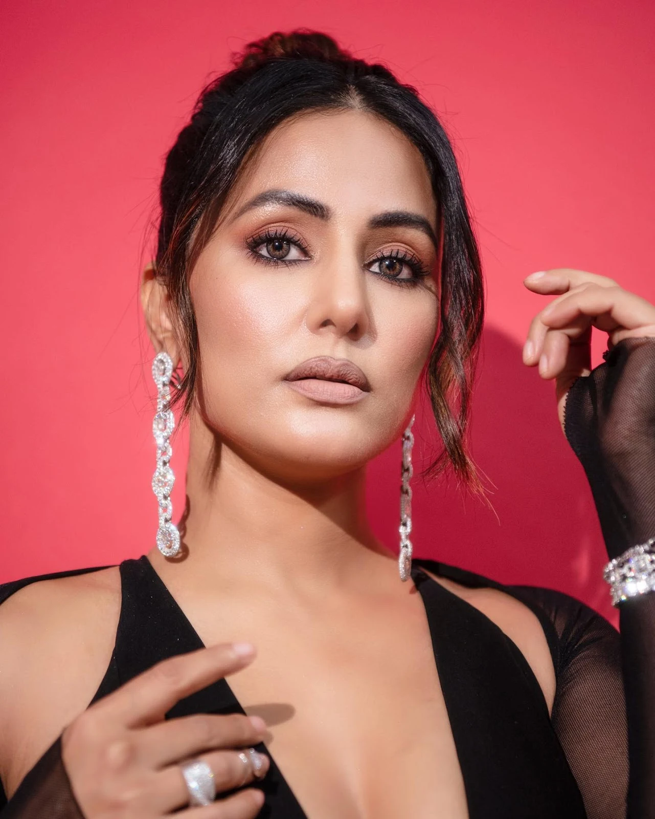 hina khan sexy face close up black dress