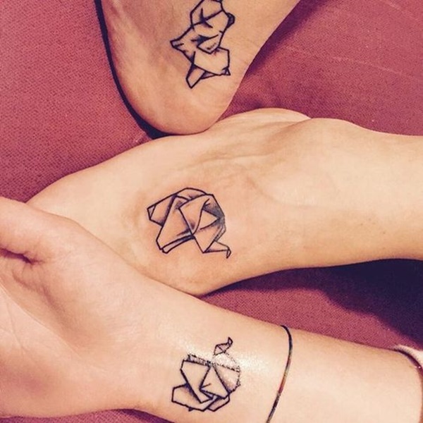 Um trio de origami elefantes são vistos tatuado em várias partes do usuários " corpos em preto e cinza tatuagem conjunto.