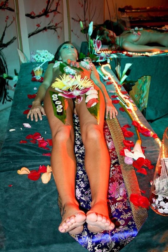 naked-body-sushi (18)