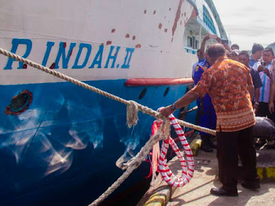 Frans Sanadi Resmikan KM Fajar Indah II di Pelabuhan Serui