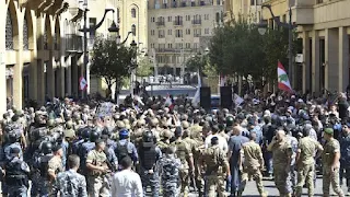 Clashes between police and retired soldiers in front of the Lebanese Parliament in Beirut Clashes erupted in Beirut between the Lebanese police and retired soldiers, after the latter attempted to storm the parliament building to protest the deteriorating living conditions, coinciding with the start of a session to discuss the general budget.  On Monday, the Lebanese capital, Beirut, witnessed clashes between police and military retirees who tried to storm the parliament building in protest against the deteriorating living conditions, coinciding with the start of a session to discuss the general budget.  The parliament session was preceded by union moves in the vicinity of Nejmeh Square in central Beirut to protest the budget and the deteriorating living conditions, according to Anatolia.  For its part, the police threw tear gas to prevent pensioners from crossing iron partitions in front of Parliament after they tried to storm it.  Anadolu Agency reported that MP Jamil al-Sayed (retired military major) left the parliament building and joined the protesters, declaring his solidarity with them and calling for calm.  In statements to parliament, al-Sayed said, "We are trying to take some rights and reach a decision that does justice to the military."  And earlier on Monday, the Lebanese Parliament (Parliament) resumed discussing the general budget for 2022 after the failure of a session on September 16, due to the withdrawal of deputies from some parliamentary blocs.  Parliament is discussing the 2022 budget after a delay of 9 months, punctuated by differences between the blocs over many items, most notably the customs dollar exchange rate, which currently stands at 1507 liras, while Prime Minister Najib Mikati demands that it be amended to 15,000 liras.  Some blocs, including "Change" and "Strong Republic", believe that the current budget lacks a "real vision and serious reforms."  For more than two years, Lebanon has been suffering the worst economic crisis in its history, which led to a record collapse in the value of the local currency, the lira against the dollar, and a shortage of medicines, fuel and other basic commodities, in addition to a sharp decline in the purchasing power of its citizens.