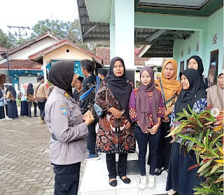 Sosialisasikan Program Kapolda DIY Kanit Binmas Polsek Kalibawang Sambangi Ibu Muda di Kalurahan Banjararum