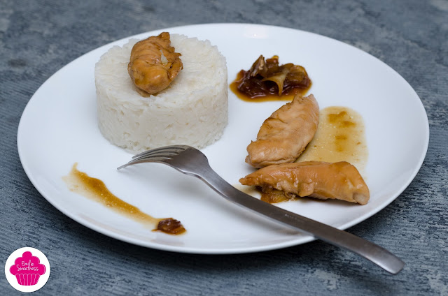 Poulet au caramel et sauce soja accompagné d'oignons caramélisés et de riz basmati