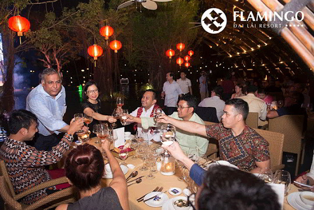 Ông Rajat Chahabra giám đốc điều hành flamingo resort tổ chức tiệc chúc mừng đoàn khách tham gia sự kiên