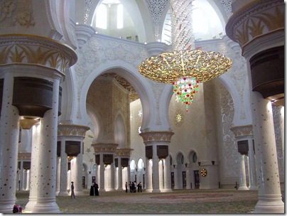 800px-Sheikh_Zayed_mosque_inerior
