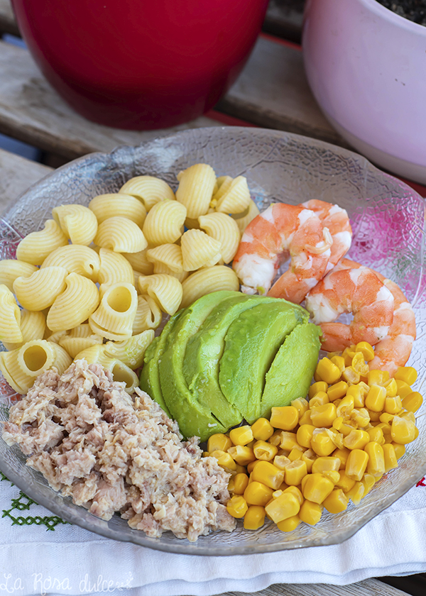 Ensalada de pasta, langostinos y aguacate