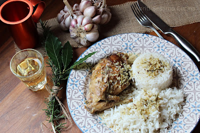 Un brasato di coniglio all'aglio. Ricetta della cucina greca. Piatto unico.