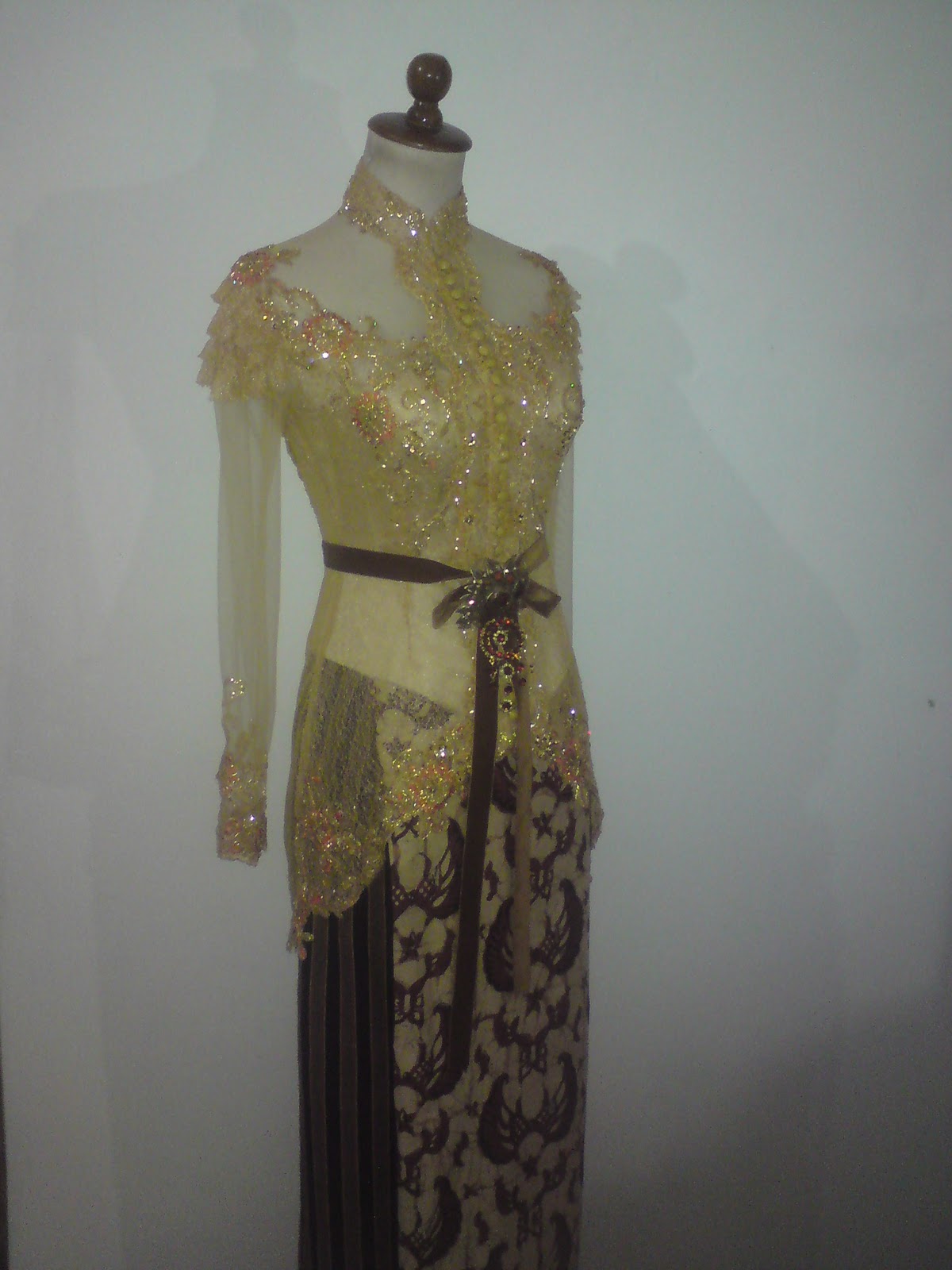 kebaya crisantium kebaya berpita bludru