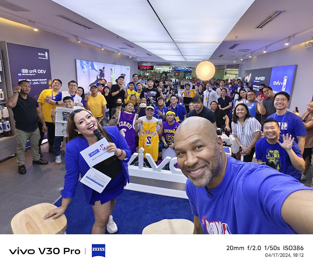 NBA Champion Derek Fisher With Pinoy fans Using vivo V30 Pro