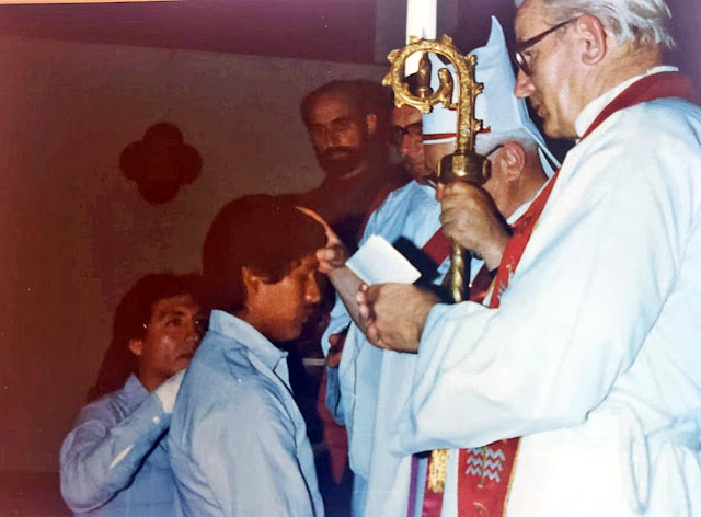 Am 22. Februar 1999 wurde ich in der Kathedrale von Potosí von Bischof Walter Pérez, Bischof der Diözese Potosí, zum Priester geweiht und ich feierte am 25. Februar die erste Eucharistie in meiner Stadt. Ich komme aus einer armen, einfachen Familie und bin Priester für die Armen geworden.