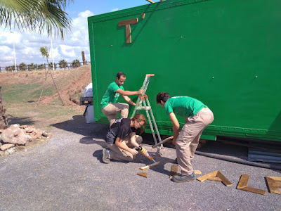 Colocando las letras hechas reciclando palets viejos.   