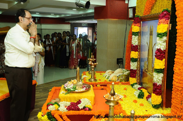 समीरसिंह-दत्तोपाध्ये -(Samiradada)-doing-Trivikram-त्रिविक्रमपूजन-Pooja-Gurupurnima-utsav