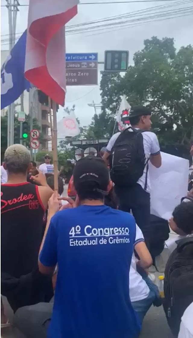 ESTUDANTES FAZEM PROTESTO CONTRA AUMENTO DE PASSAGENS DE ÔNIBUS EM CARUARU