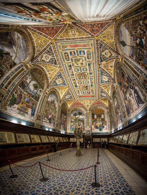 Biblioteca Piccolomini :: Panorámica 10 x Canon EOS5D MkIII | ISO800 | Canon 17-40@17mm | f/4.0 | 1/50s