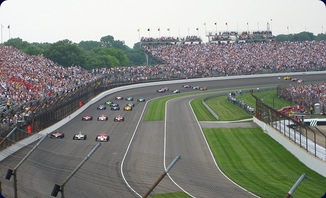 Indianapolis_500_-_Starting_field_formation_before_start