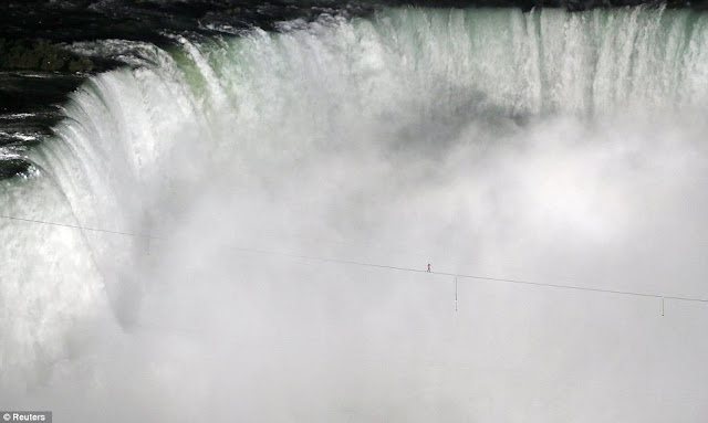Menyebrangi Air Terjun Niagara Diatas Sebuah Kabel Baja [ www.BlogApaAja.com ]