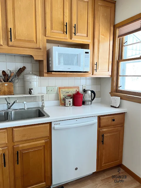 Photo of a farmhouse kitchen decorated on a budget.