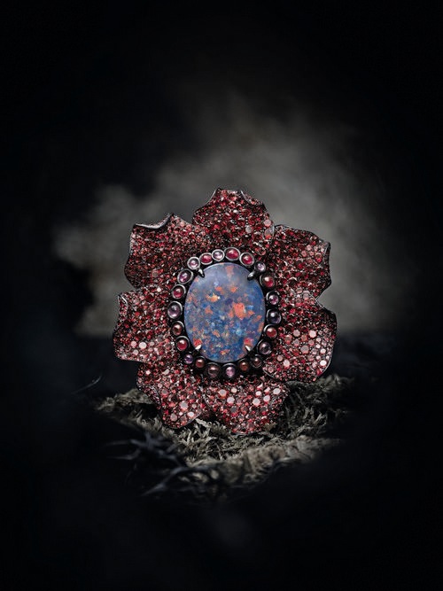 Chopard bague opale, motif floral rouge