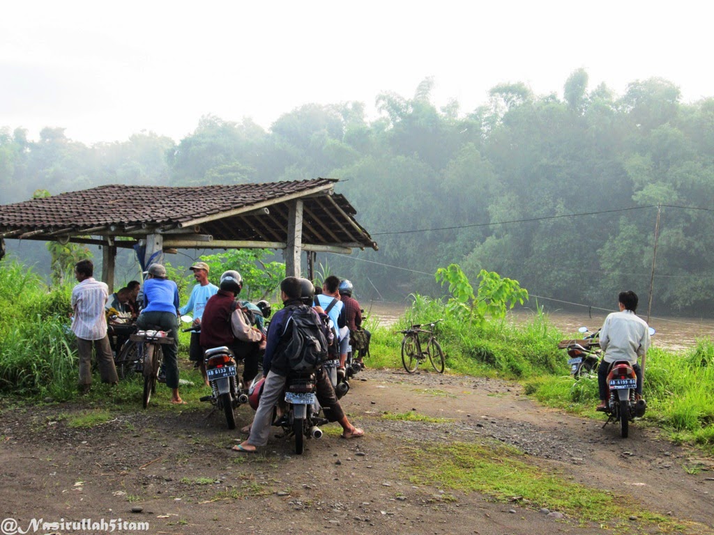 Mengantri naik untuk menyeberang lagi ke Bantul