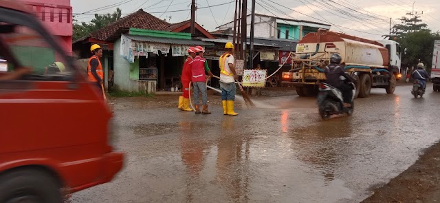 PT Adhi Acset KSO Lakukan Giat Rutin Bersih-bersih Jalan