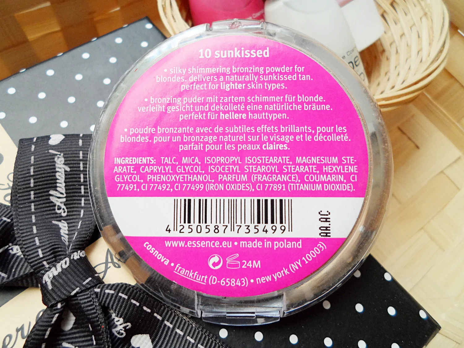 a back part with the list of ingredients of bronzing makeup powder by Essence.