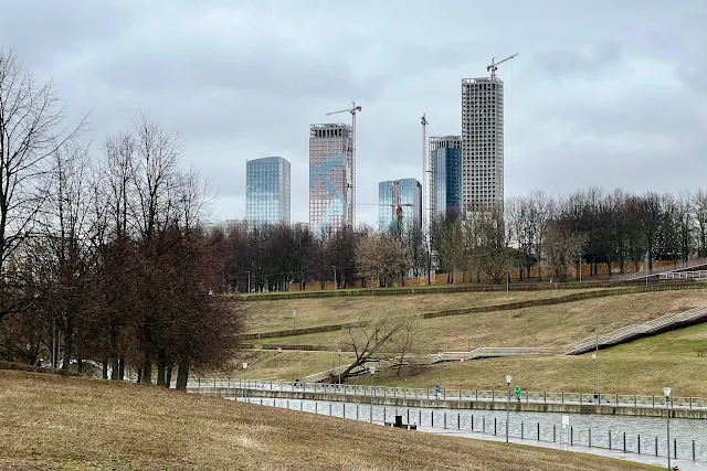 Парк Олимпийской Деревни, Олимпийские пруды на реке Самородинке, строящийся жилой комплекс Level Мичуринский