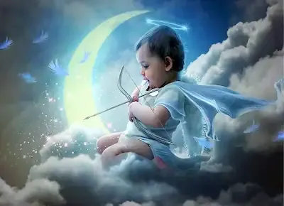 طفل صغير يرتدي ملابس بيضاء ويمسك بقوس وسهم ويجلس على السحاب ووراءه القمر تشبيهاً لإله الحب كيوبيد