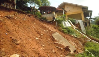 Akibat Hujan Deras 13 Rumah Warga di Ciherang Sumedang Tertimbun Longsor 