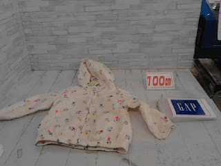 中古品　子供服　１００㎝　GAP　小花プリント　ウィンドブレーカー　４９８円